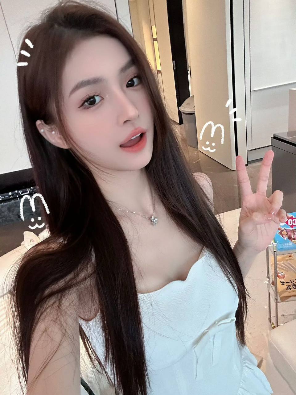 长宁深夜茶室环境实拍，吧台单人席与暖色灯带